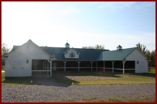 New construction commercial horse barn